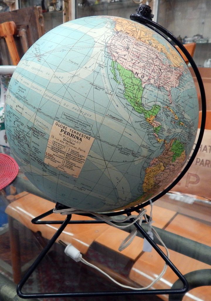 Globe terrestre en verre PERRINNA circa 1950