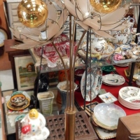 Lampe sur pied pétales avec ampoules dorées