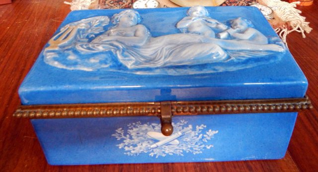 Boîte en porcelaine ancienne