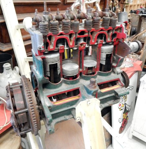 Ancien moteur Renault découpé sur support pour éducation
