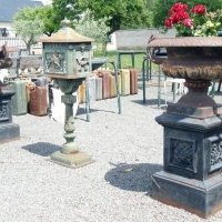Vasques sur pied et boîte aux lettres en fonte