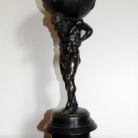 Pendule Atlas portant la terre en bronze