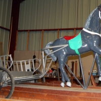 Sujet de manège cheval en tôle avec sulky